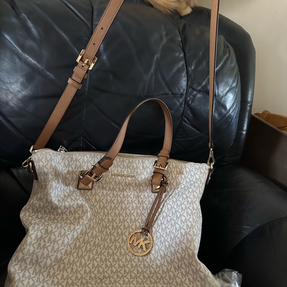 Large Cream Micheal Kors Bag - Picture 3 of 7